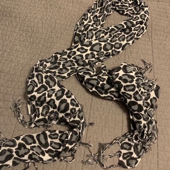 Kirra Accessories - Kirra grey cheetah scarf! 🖤